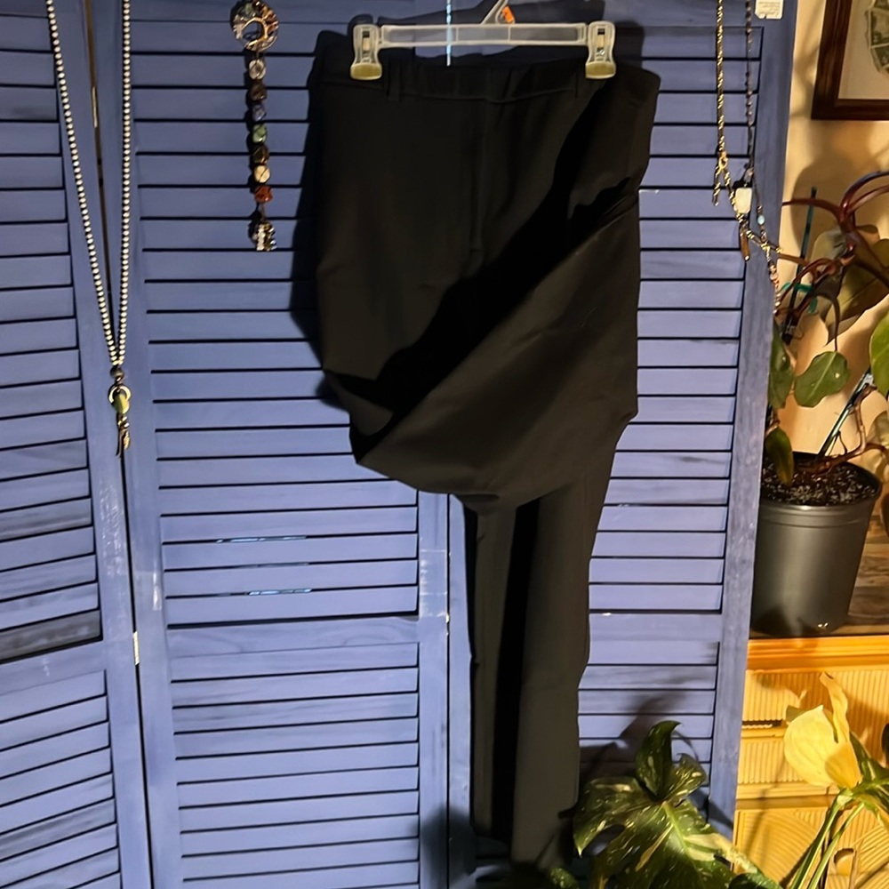 Black dress pants with pockets.